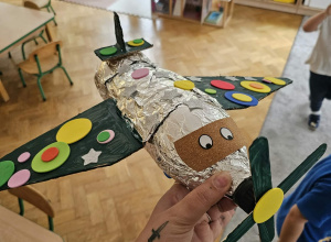 Samolot wykonany z surowców wtórnych.