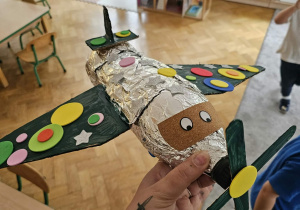 Piękny eko-samolot wykonany przez dzieci na konkurs.