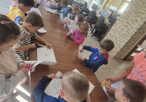 Dzieci wycinają swoje balony.