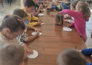 Dzieci ozdabiają swoje balony.