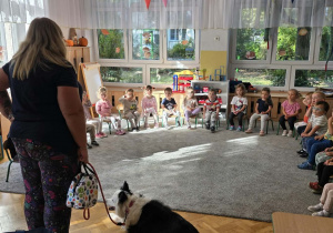 Dzieci uczestniczą w zajęciach dogoterapii.