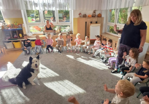 Dzieci żegnają się z Lili, która głośnym szczeknięciem odpowiedziała: do zobaczenia!