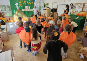 Bal Jesieni - dzieci bawią się wspólnie z kolegami i koleżankami z gr. Pszczółki.