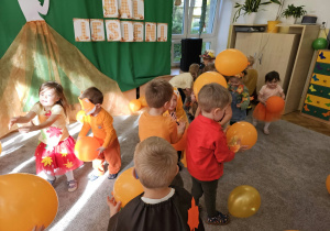Zabawa z balonami.