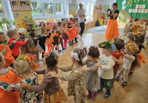 Dzieci tańczą wspólnie do piosenki "Jedzie pociąg z daleka".