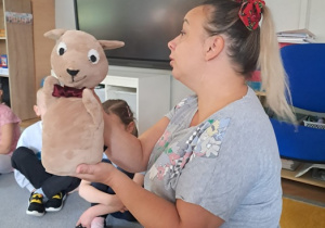 Mama chłopca pokazuje pacynkę.