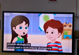 Dzieci oglądają bajkę edukacyjną.