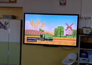 Dzieci oglądają bajkę edukacyjną.