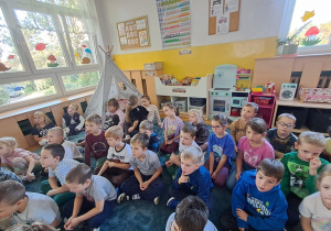 Dzieci oglądają bajkę edukacyjną.