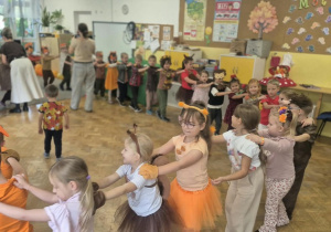 Dzieci tańczą wspólnie.