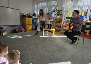 Prowadzący Audycję z Nutką rozmawiają z dziećmi o instrumentach.