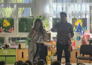 Prowadzący Audycję z Nutką rozmawiają z dziećmi o muzyce.