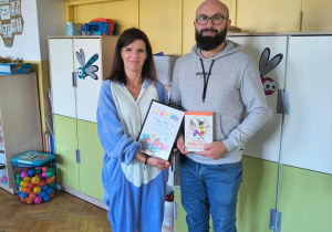 Nauczycielka wręcza podziekowanie tacie Zuzi.