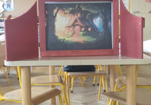 Zdjęcie przedstawia teatrzyk Kamishibai.
