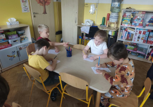 Dzieci kolorują sylwety dzieci.