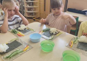 Dzieci przygotowują sushi.