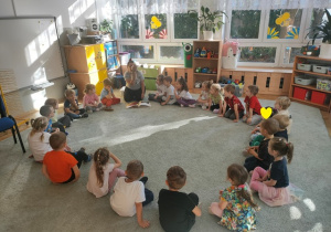 Mama kolegi czytając bajkę animuje tekst poruszając pacynką.