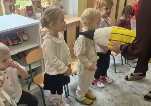Pani Dyrektor pasuje dzieci na przedszkolaków.