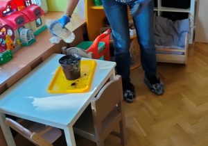 Dzieci obserwują kolejne doświadczenie.