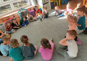 Dzieci rozmawiają z gościem, odpowiadają na jego pytania.