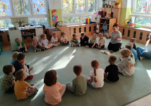 Jedna z mam przyniosła pacynkę.