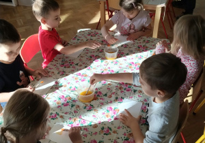Dzieci zabrały się do odkrywania.