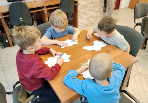 Chłopcy kolorują chmury.