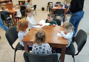 Dzieci rozdają niezbędne elementy do pracy.