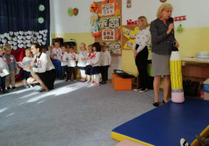 Pasowanie na przedszkolaka Pani Dyrektor stoi z duża pluszowa kredka i będzie przystępować do pasowania dzieci na przedszkolaki