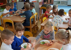 Dziecięce talerzyki zapełniają się zdrowymi produktami.