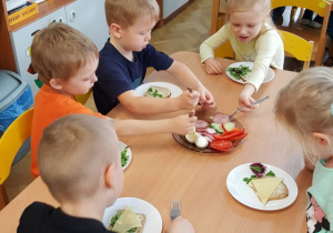 Dzieci nakładają sobie na talerzyki to co z apetytem zjedzą.