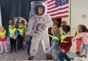 Pierwsze przedszkolaki na Księżycu.