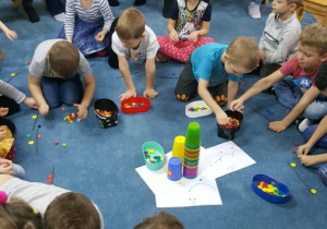 Dzieci szyfrują słowa za pomocą kolorowych kółek.
