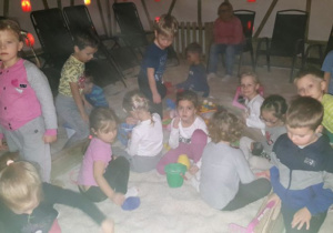 Dzieci bawią się w piaskownicy wypełnionej solą dowolnie wybraną przez siebie zabawką.