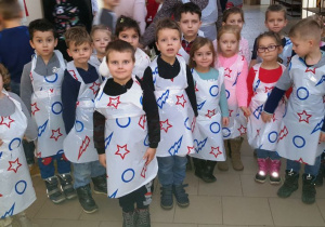 Dzieci gotowe do działań twórczych- ubrane w ochronne fartuszki.