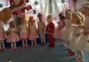 Dzieci wspólnie śpiewają piosenkę dla Mikołaja.