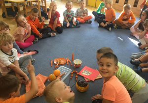 Dzieci zastanawiają się co może być w kolorze pomarańczowym.