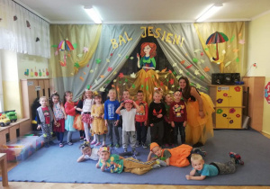 Dzieci z grupy Biedronki prezentują swoje kolorowe jesienne stroje.