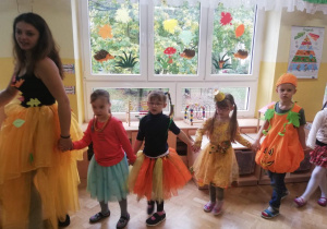 Dzieci i ciocia Agata tańczą do piosenki "Jedzie pociąg z daleka".