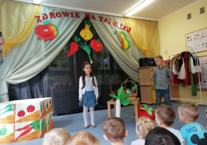 Lila i Leon recytują wiersz jako reprezentanci grupy "Biedronki".