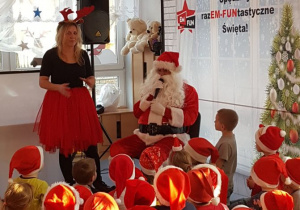 Dzieci słuchają opowieści Swiętego Mikołaja.