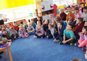 Dzieci słuchają wierszy pana Eugeniusza.