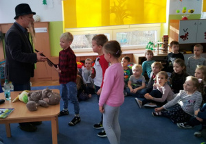 Dzieci w podziękowaniu za spotkanie wręczają Panu Eugeniuszowi drobny upominek.