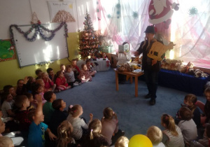 Dzieci słuchają wiersza o kozie Klementynie.