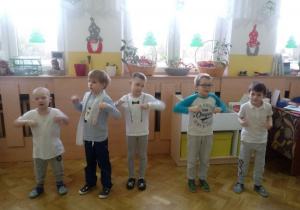 Dzieci poruszają rączkami do piosenki "Kaczuszki".