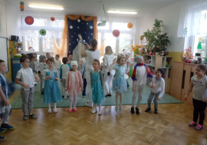 Dzieci tańczą i podskakują do piosenki.