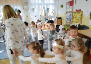 Dzieci tworzą taneczny pociąg.