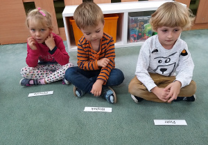 Dzieci poznają zapis swoich imion.