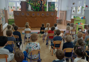 Dzieci oglądają przedstawienie Teatru Lalek Pinokio pt. "Kruszynka".