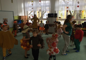 Dzieci tańczą w rytm jesiennej piosenki.